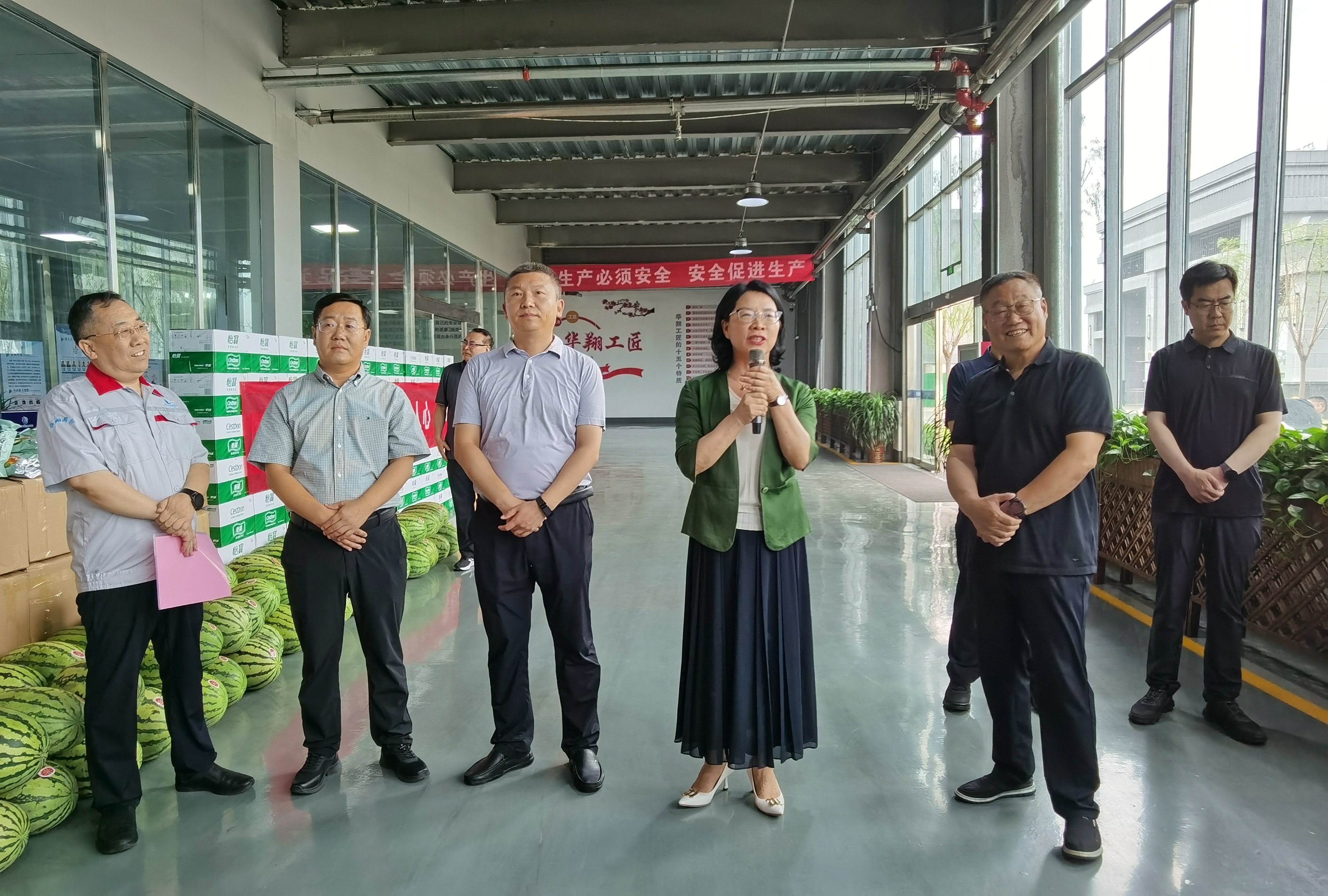 清涼慰問暖人心、凝心聚力鼓干勁